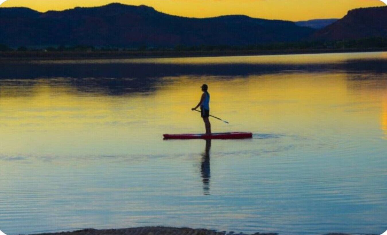 Kombination af bruser/badekar, hårtørrer, håndklæder