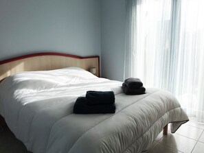 4 bedrooms, travel cot, free WiFi - Beachside House for 9 with Garden & Bikes - Near Port Navalo, Arzon (Arzon)