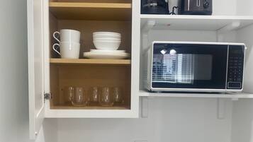 Frigorífico, microondas, placa de cocina y cafetera o tetera