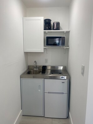 Kühlschrank, Mikrowelle, Herdplatte, Wasserkocher mit Kaffee-/Teezubehör