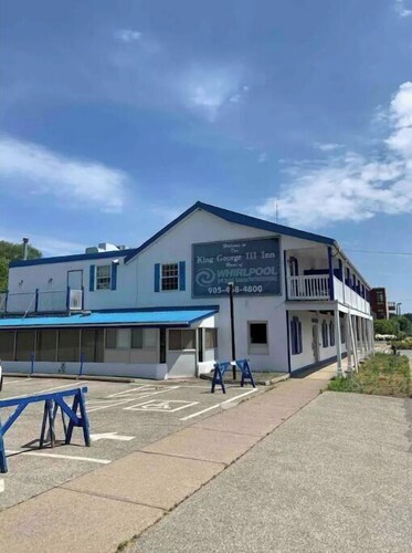 Historical Waterfront King George Inn 2