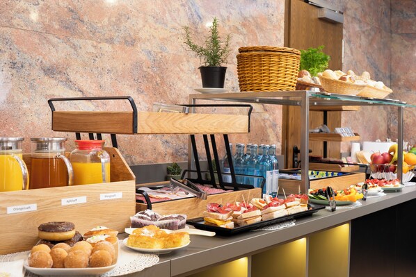 Daily continental breakfast (EUR 14.50 per person) - Sophien Hotel (Frankfurt)