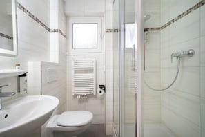 Shower, hair dryer, towels - Sophien Hotel (Frankfurt)
