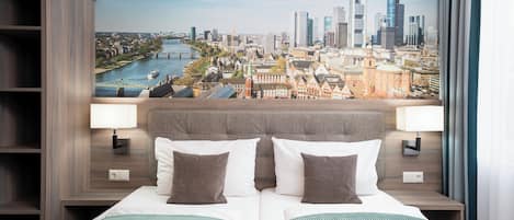 Escritorio, sistema de insonorización y tabla de planchar con plancha