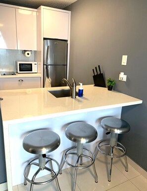 Kjøleskap, mikrobølgeovn, kokeplater og kaffetrakter/tekoker