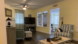 Ein Wohnzimmer mit Fernseher, Sofa und Couchtisch.