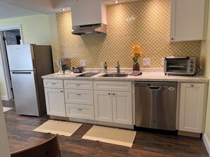 Kühlschrank, Mikrowelle, Herdplatte, Geschirrspüler