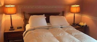 Historical Waterfront King George Inn 3