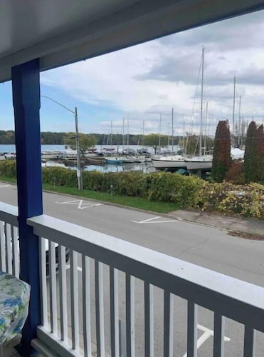 Historical Waterfront King George Inn 3