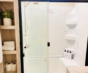 Dusche, Haartrockner, Handtücher, Seife