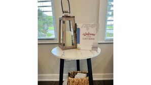 Une table avec un « livre d’or pour les visiteurs » et une lanterne.