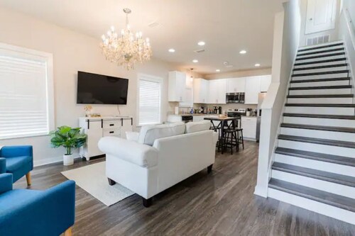 Stylish Downtown Home: steps away from all downtown hotspots