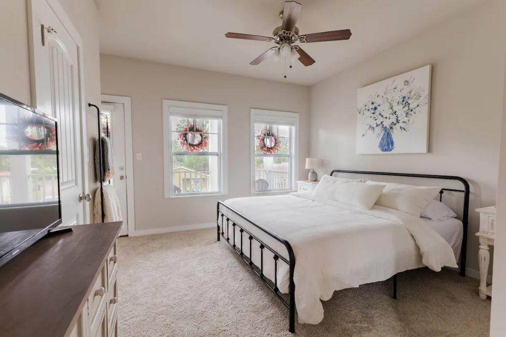 3 bedrooms, iron/ironing board, travel crib, free WiFi