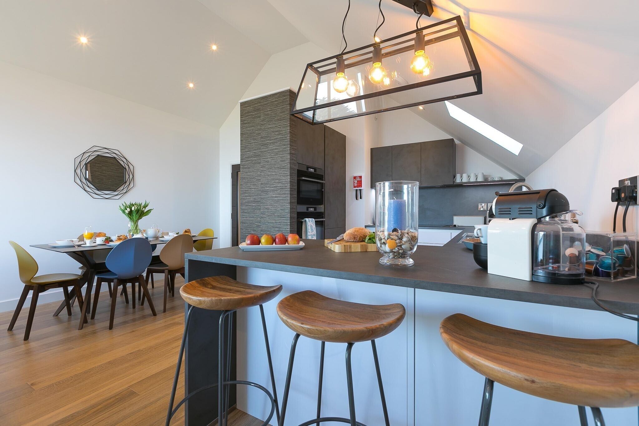 Geladeira, lava-louças, talheres/pratos/utensílios de cozinha