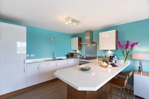 Geladeira, lava-louças, chaleira elétrica