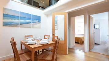 Fridge, dishwasher, cookware/dishes/utensils