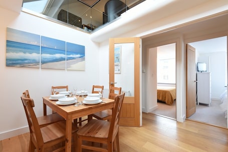 Refrigerador, lavavajillas, utensilios de cocina