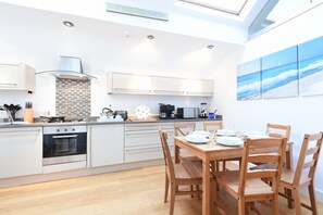 Tủ lạnh, máy rửa bát, dụng cụ nấu nướng/bát dĩa/dao nĩa 
