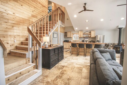 St. Mary's mountain retreat with hot tub - sleeps 10