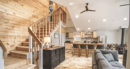 St. Mary's mountain retreat with hot tub - sleeps 10