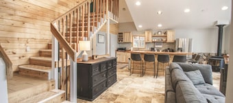 St. Mary's mountain retreat with hot tub - sleeps 10