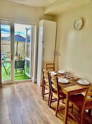 Dining - Modern, spacious and comfortable 3 bedroom home. (Manchester)