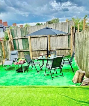Outdoor dining - Modern, spacious and comfortable 3 bedroom home. (Manchester)