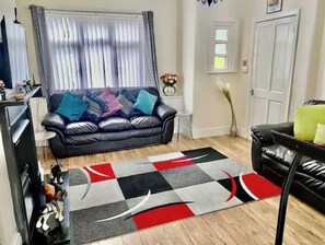 Smart TV, ping pong, books - Modern, spacious and comfortable 3 bedroom home. (Manchester)