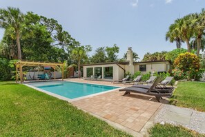 Piscine extérieure, piscine chauffée, chaises longues