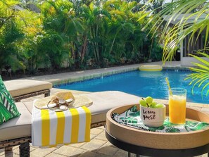 A heated pool - Luxury Villa with Pool, Game Room, Near Beach (Sarasota)