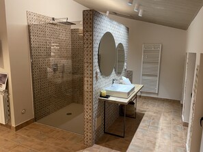 Dusche, Handtücher, Toilettenpapier