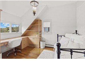 5 bedrooms, in-room safe, desk, iron/ironing board