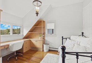 5 bedrooms, in-room safe, desk, iron/ironing board