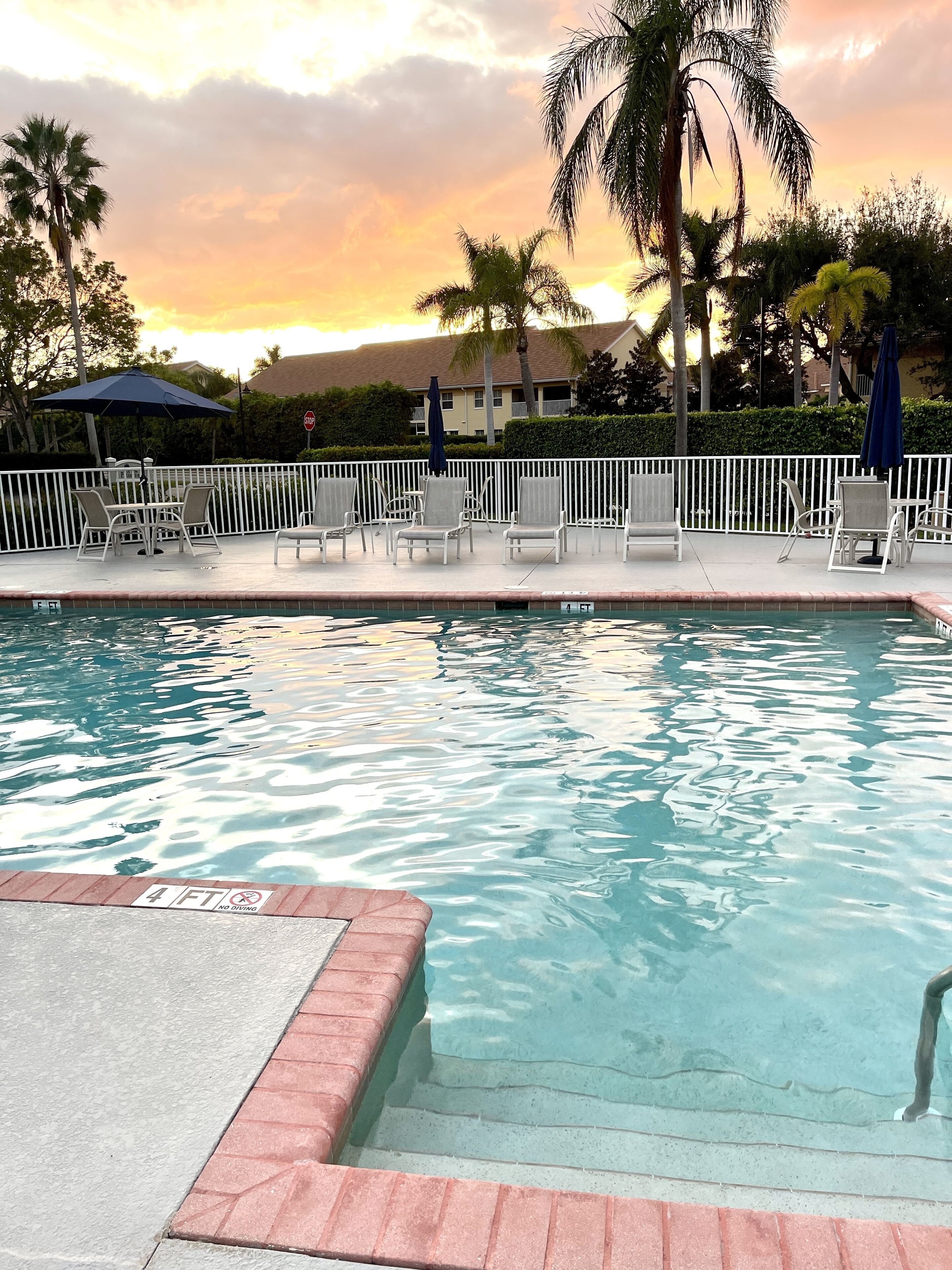 Una piscina al aire libre, una piscina climatizada