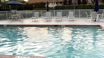 Una piscina al aire libre, una piscina climatizada