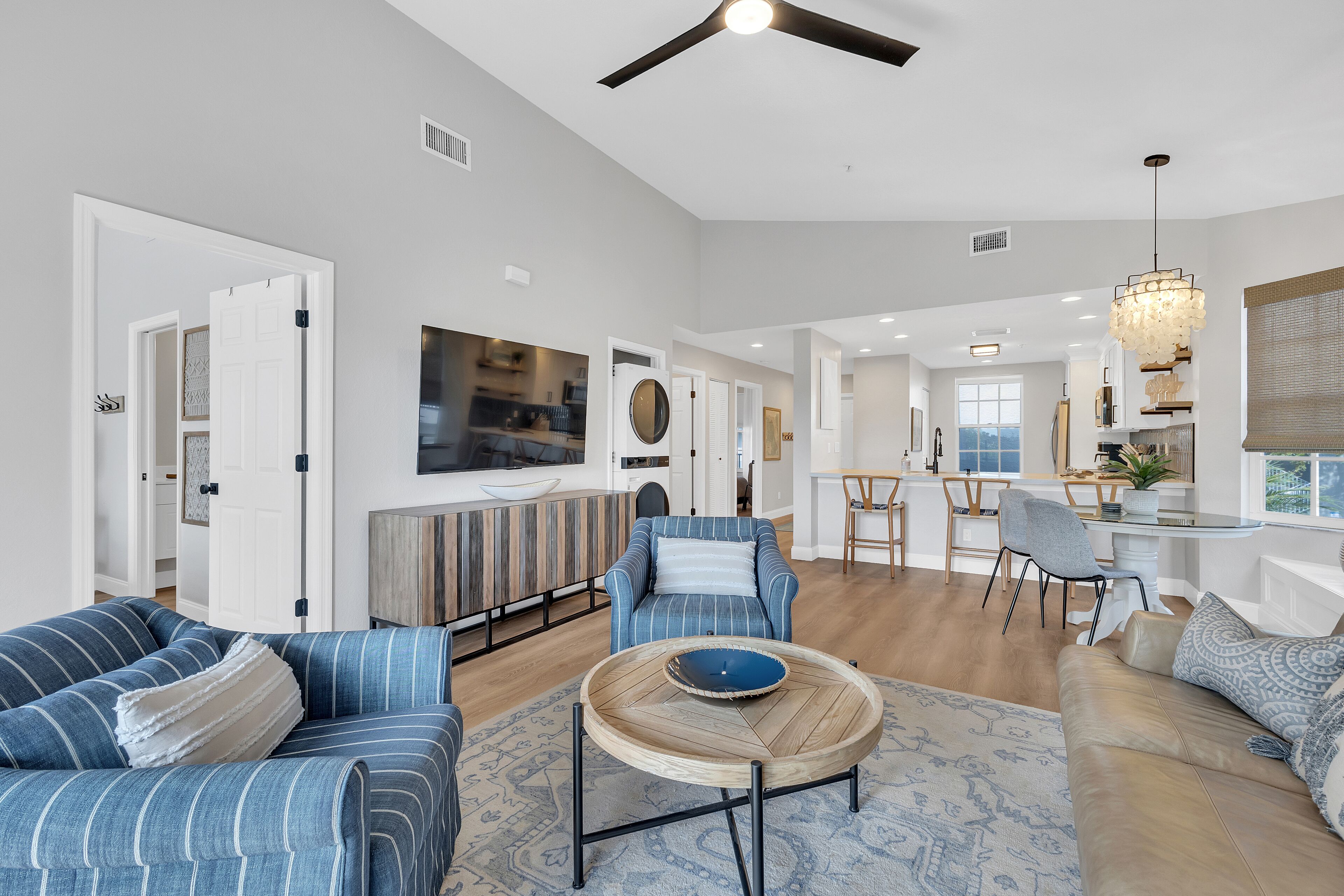 Lovely 5 Star Two Bedroom Beach Condo Close to the Beach