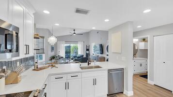 Refrigerador, microondas, horno, placa de cocina