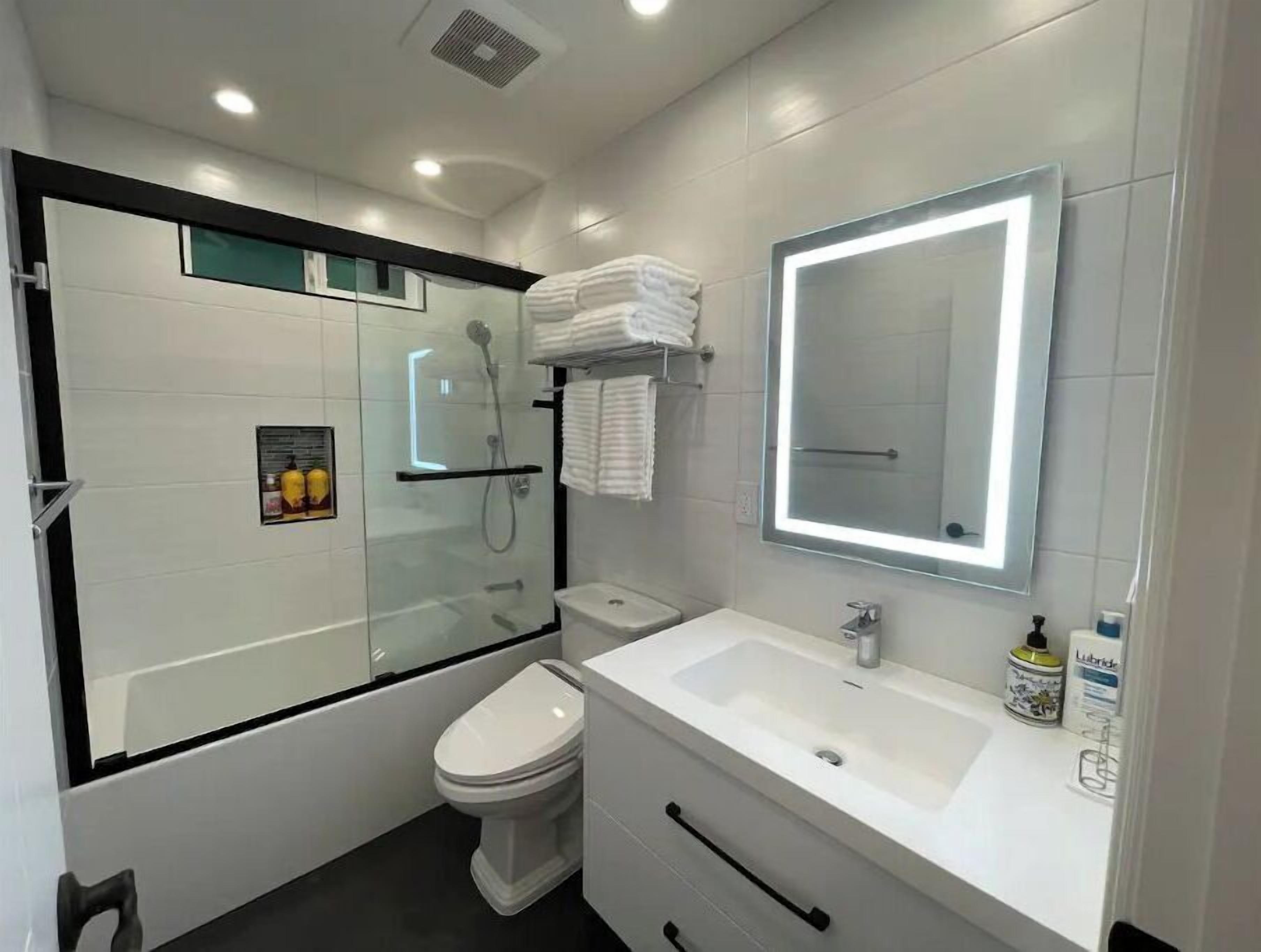 Combined shower/bathtub, hair dryer, bidet, towels