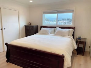 3 quartos, escrivaninha, ferros/tábuas de passar roupa, berço de viagem