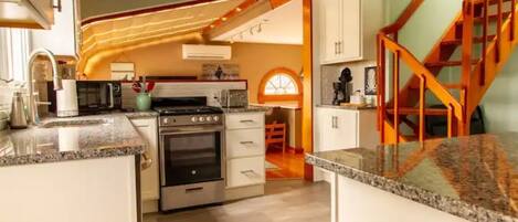 Een koelkast, een microgolfoven, een oven, een kookplaat