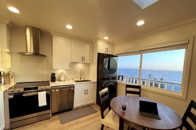 Ocean/Beach Front 🏖🌊w/ Sweeping Oceanviews🌅🐳🪂