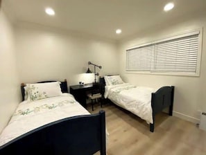 2 Schlafzimmer, Schreibtisch, Bügeleisen/Bügelbrett, Reisekinderbett