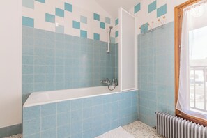 Baignoire, serviettes fournies