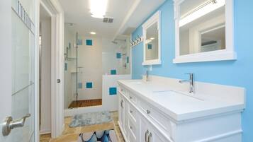 Baignoire, sĂšche-cheveux, bidet, serviettes fournies