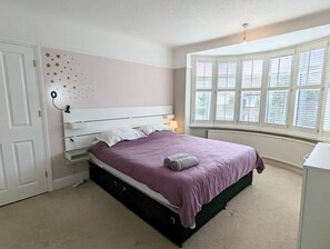 4 chambres, bureau, fer et planche à repasser, lit parapluie