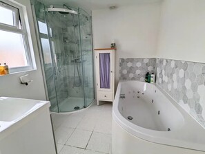 Ensemble douche/baignoire, baignoire Ă jets, sĂšche-cheveux
