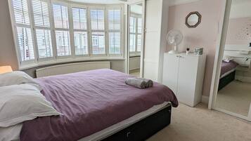 4 bedrooms, desk, iron/ironing board, travel crib