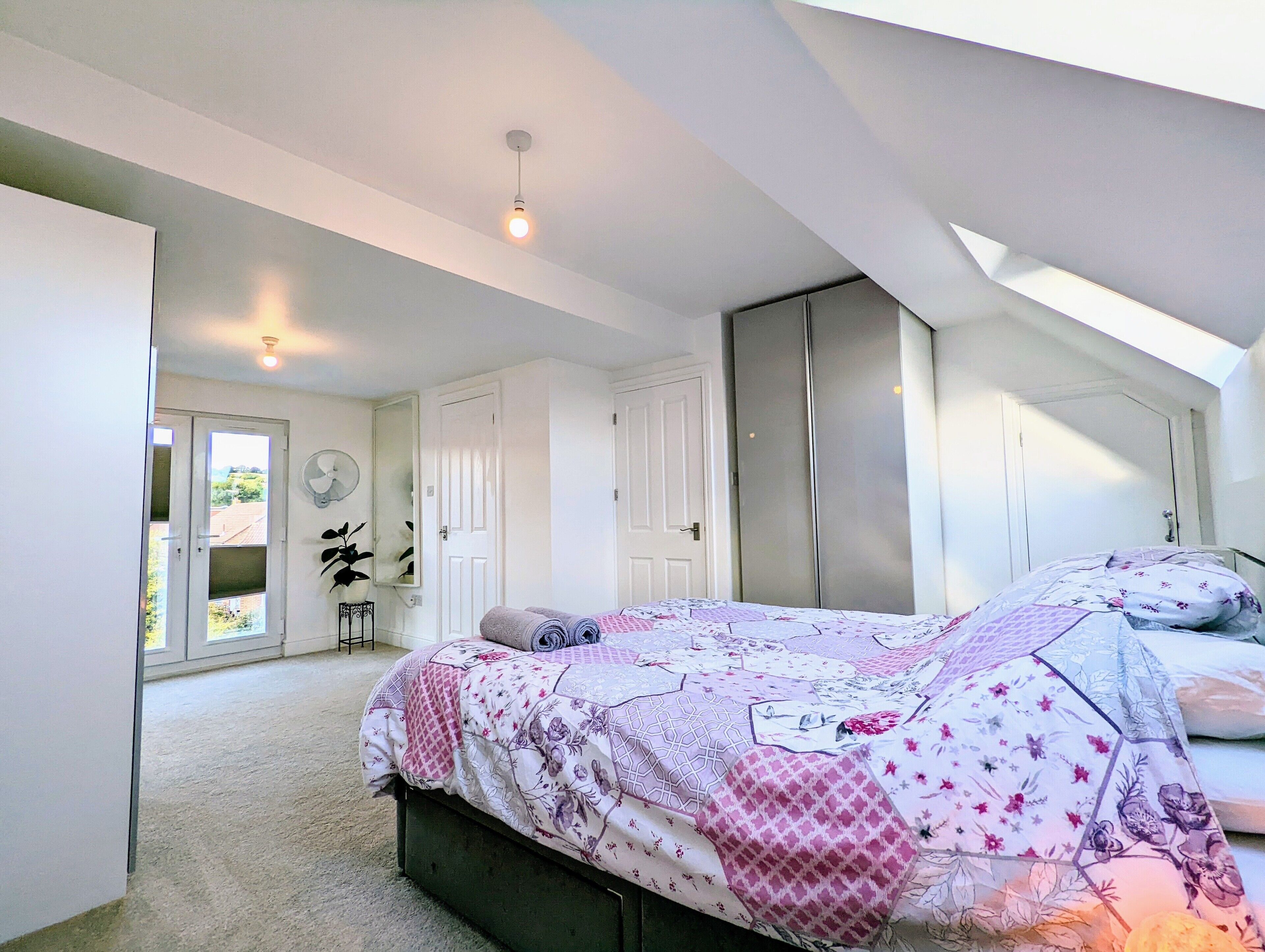 4 bedrooms, desk, iron/ironing board, travel crib