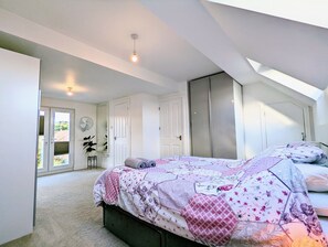 4 chambres, bureau, fer et planche à repasser, lit parapluie