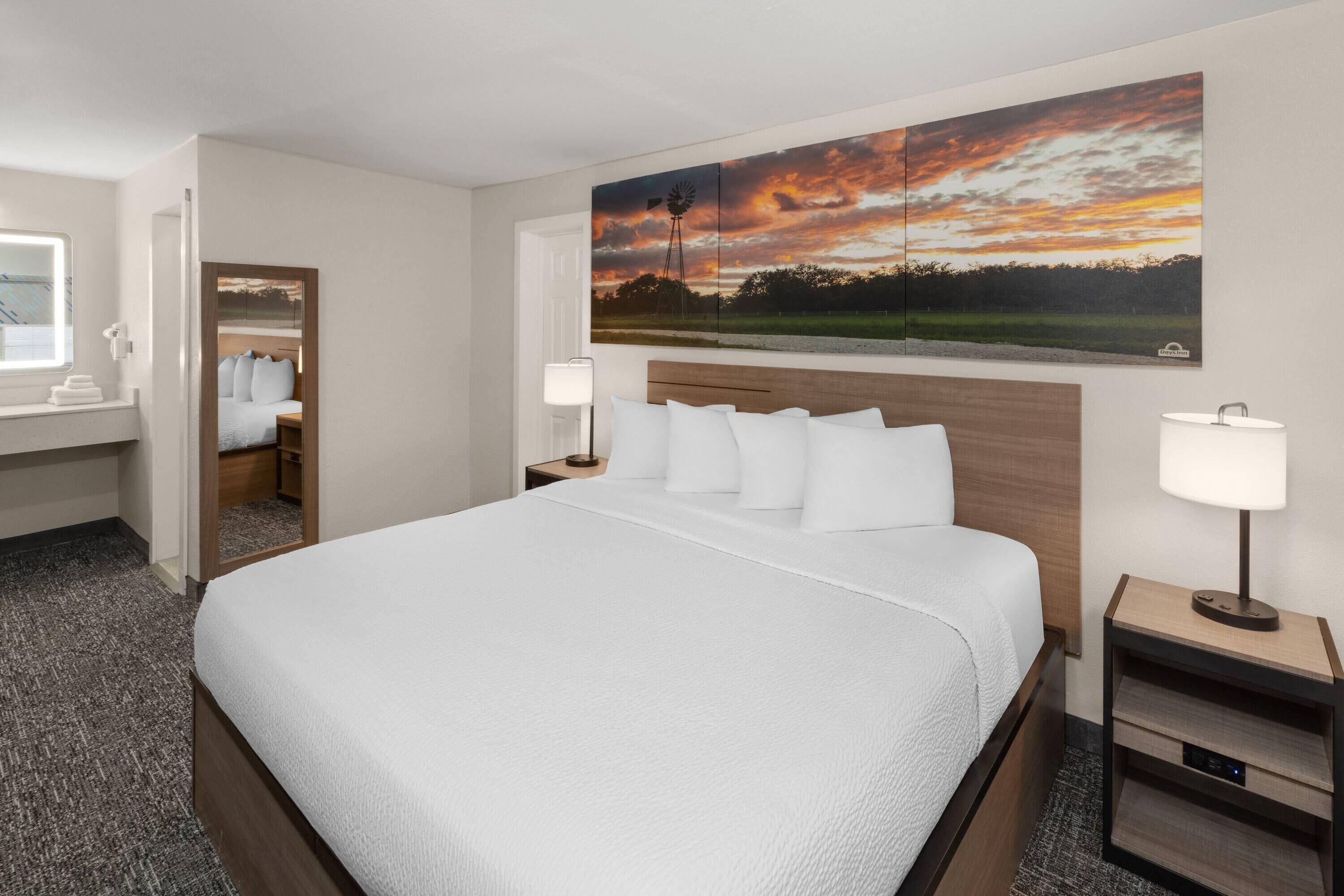 Room, 1 King Bed, Non Smoking | Free WiFi, bed sheets